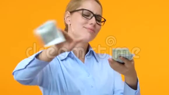 快乐的商业女性扔美元现金成功的有利可图的交易财富视频的预览图