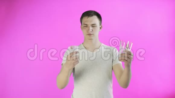 青年活动家带塑料和玻璃杯的粉红色背景视频的预览图