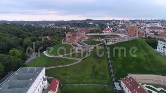 立陶宛维尔纽斯老城盖迪米纳斯城堡和旧城背景2视频的预览图