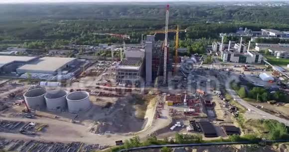 立陶宛维尔纽斯热电厂建设区靠近加鲁奈市场背景2中的森林视频的预览图