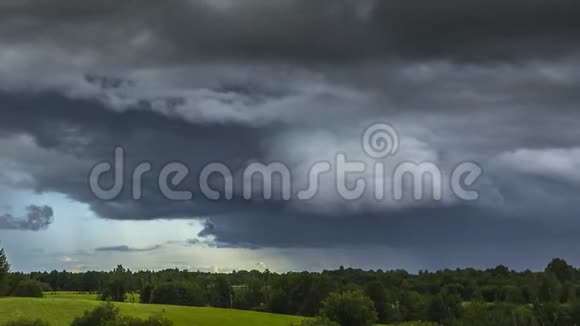 旋转的风暴云在天空中移动视频的预览图