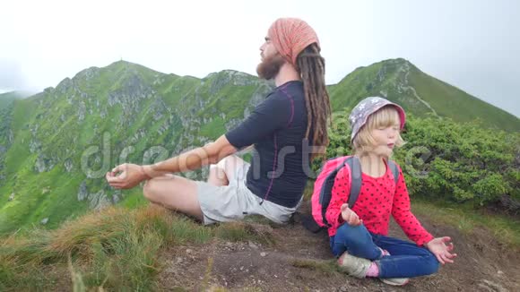 爸爸和女儿在山顶冥想视频的预览图
