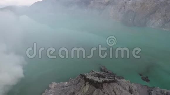 蓝湖高高的群山中水汽飞扬空中飞射4k视频的预览图