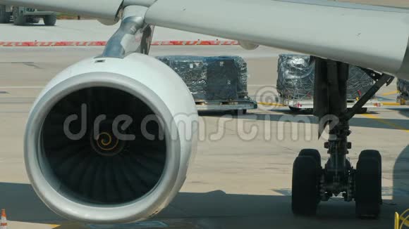 客机的机翼上面有一个强大的喷气发动机视频的预览图