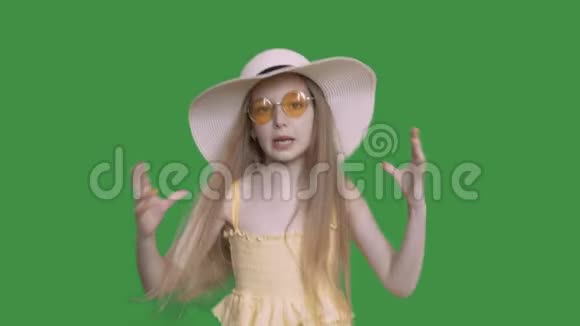 穿着黄色连衣裙和帽子的十几岁女孩正在跳舞唱歌阿尔法频道视频的预览图