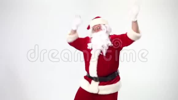 圣诞节圣诞老人在白色的背景上跳舞高兴高兴挥动他的手视频的预览图
