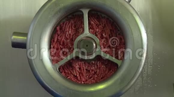 肉从绞肉机里出来视频的预览图