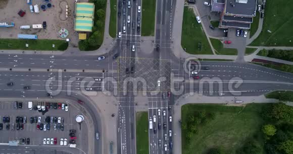 在立陶宛维尔纽斯过境从上面看许多车辆在工作时间行驶视频的预览图