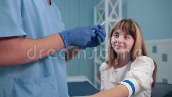 医生在一个女性病人的手臂上注射视频的预览图