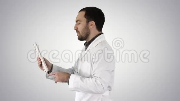 青年医生视频聊天平板上的梯度背景视频的预览图