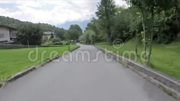穿过鲁勒村的柏树路蒙乔维特视频的预览图