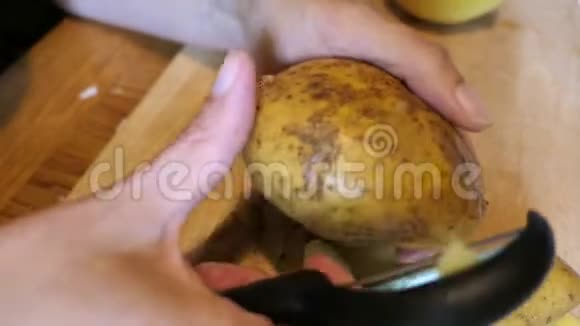 用蔬菜削皮机剥马铃薯视频的预览图