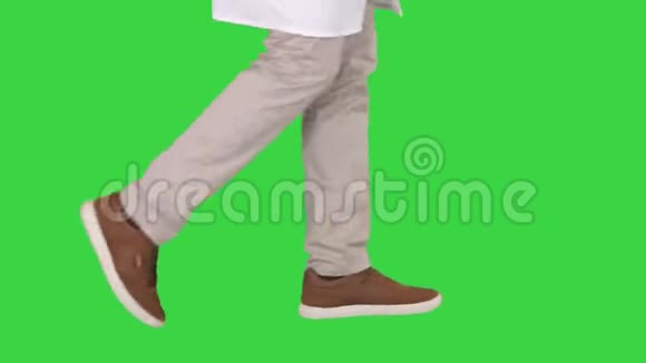 医生双腿在绿色屏幕上行走Chroma键视频的预览图