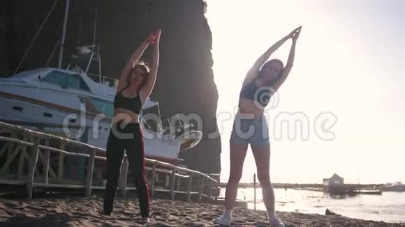 做健美操年轻女性在海滩上做运动视频的预览图