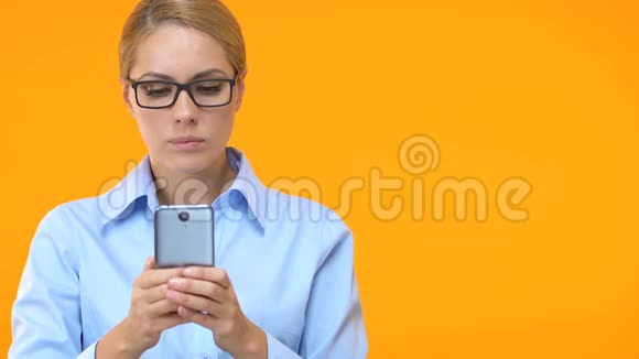紧张的女性经理在智能手机上打字对错误的技术感到失望视频的预览图