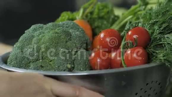 配生蔬菜洗水健康饮食素食素食维生素和青春的概念视频的预览图