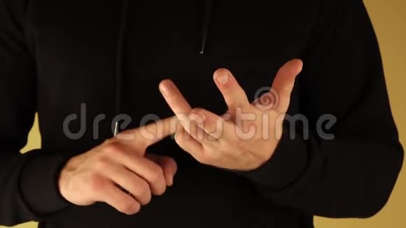 一个穿着黑色夹克的人总是指望着他的手指视频的预览图