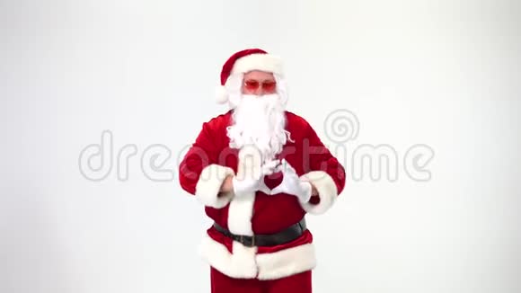 圣诞节圣诞老人戴着一副白色背景戴着一副粉红色眼镜心形的圣诞老人一颗心展示着一颗心视频的预览图