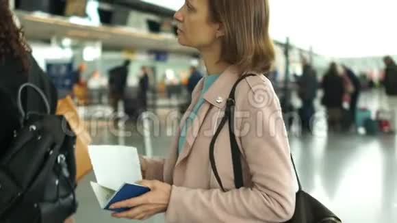 在机场买票的女孩看航班时间表旅行和商务旅行概念视频的预览图