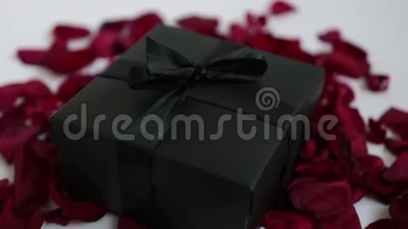 优雅的礼物黑色盒子玫瑰花瓣浪漫视频的预览图