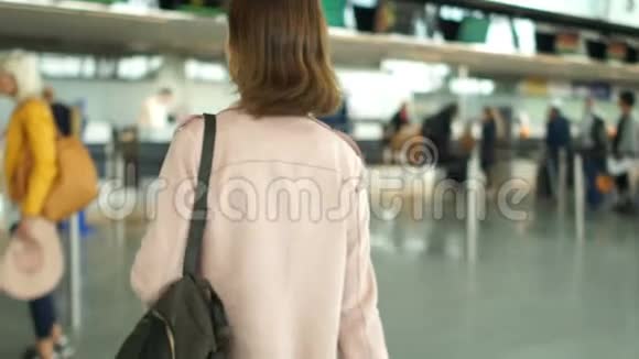 棕色头发的女人在机场的登记台排队旅行概念视频的预览图