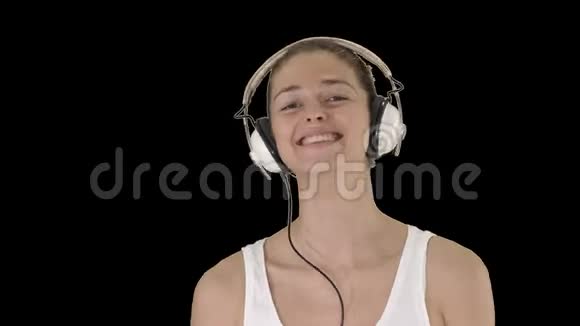音乐人和技术概念带着耳机走路的快乐微笑女人阿尔法频道视频的预览图