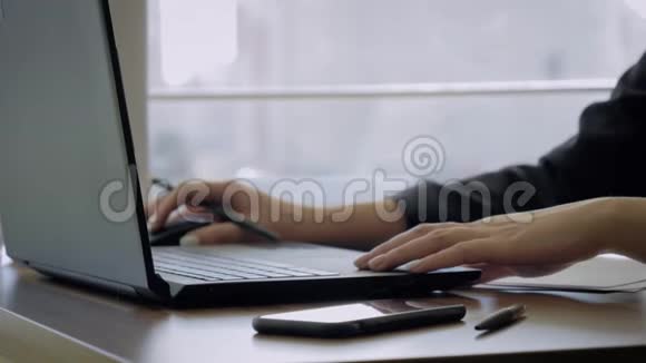 一位女性高层管理者坐在工作场所在笔记本电脑上工作视频的预览图