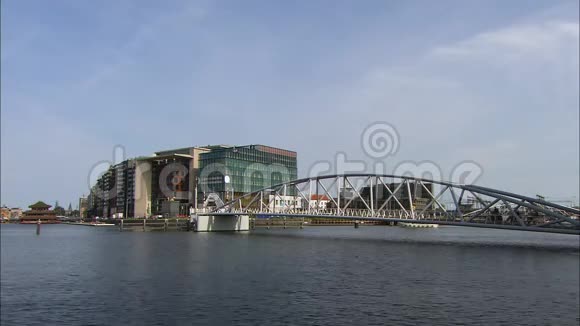 阿姆斯特丹奥斯特多克斯门港的秋千桥视频的预览图