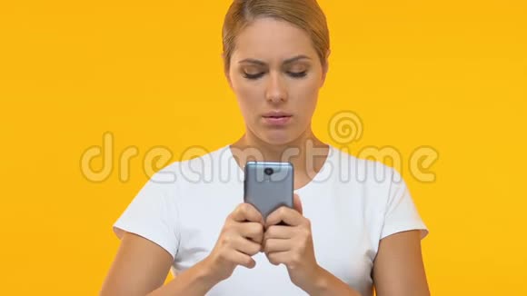 使用智能手机的女人对错误的设备或应用程序技术感到不安视频的预览图