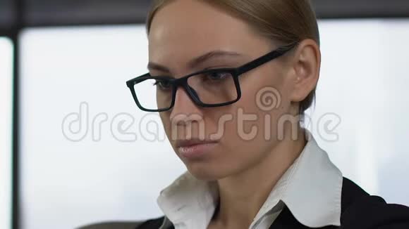 精疲力竭的商务女士摘下眼镜职业倦怠压力视频的预览图