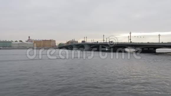 圣彼得堡市涅瓦河大桥阴天视频的预览图