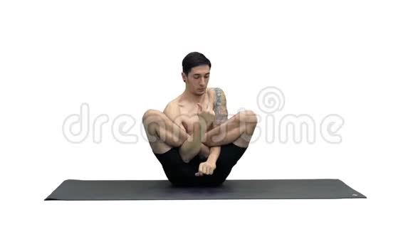 肌肉英俊的年轻人在锻炼瑜伽莲花手在白色背景上的脸上视频的预览图