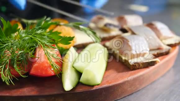提供食物的概念厨师戴手套把切片鲱鱼与不锈钢钳在油炸面包烹饪美味可口视频的预览图