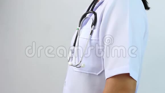 自信的女医生用手臂摆姿势的侧视交叉站在白色的背景上视频的预览图