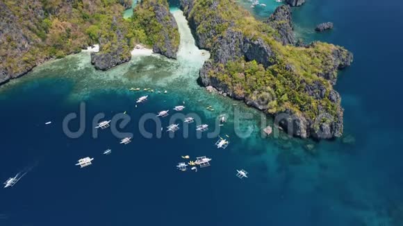 崎岖高耸的米尼洛克岛的空中高姿态景观ElNido巴拉望菲律宾停泊在视频的预览图