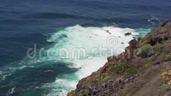 西班牙岛海岸上一大波绿松石色阳光明媚的一天美丽的海岸线视频的预览图
