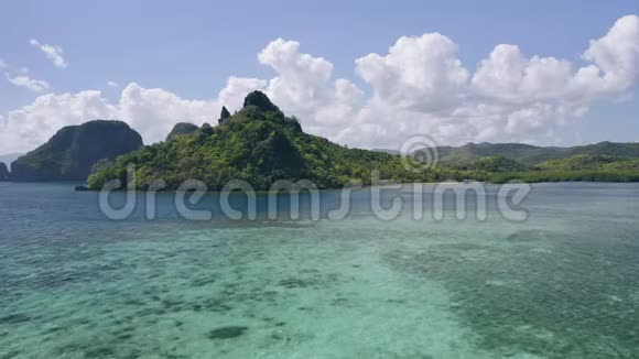 4K航空靠近蛇岛向大陆埃尔尼多巴拉万菲律宾亚洲视频的预览图