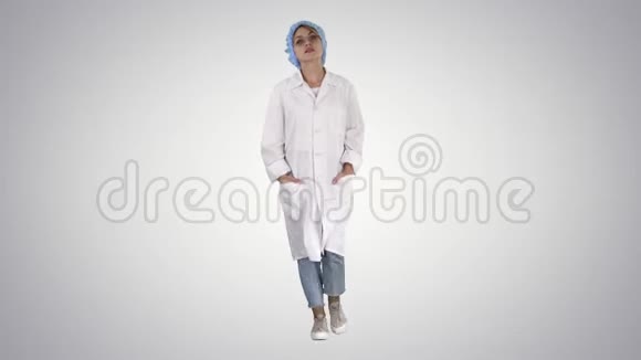 严肃的白种人年轻女性穿着制服在梯度背景下行走视频的预览图