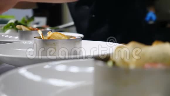 厨师用死做沙拉餐厅美食烹饪视频双手戴蓝色手套将色拉组件放入金属中视频的预览图