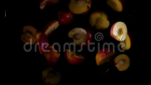 一个桃子的鳞片在溅起的水花中飞起来视频的预览图