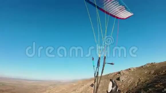 滑翔伞的POV镜头让爱的心手印视频的预览图