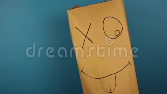 纸板娃娃在蓝色背景上跳舞视频的预览图