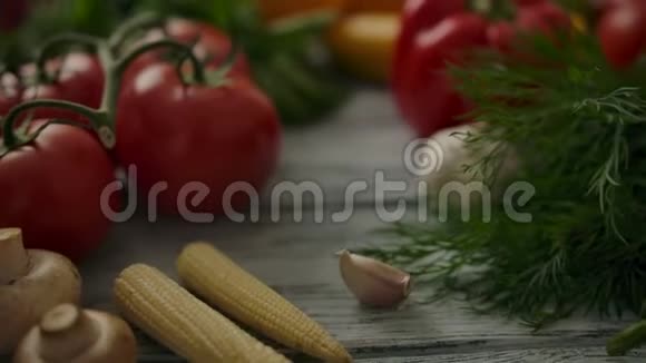 厨房桌子上放着天然水果和蔬菜视频的预览图