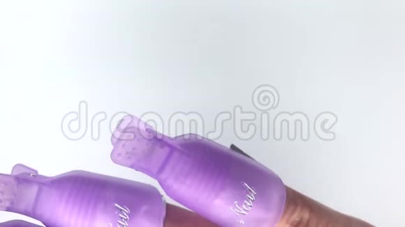 浸泡UV凝胶抛光去除钉子用棉垫浸泡在丙酮中用铝箔和塑料帽包裹视频的预览图