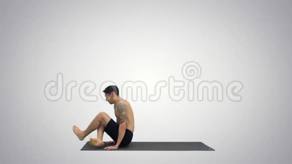 男子练习瑜伽伸展躯干在梯度背景视频的预览图