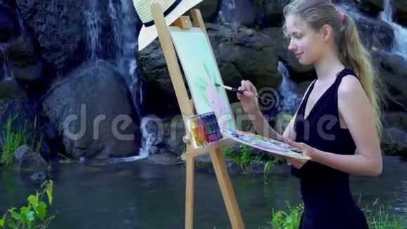 女孩从空中汲取瀑布和湖泊的背景视频的预览图