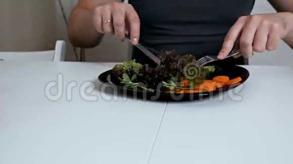 胖子拒绝吃健康的食物饮食观念男人讨厌素食视频的预览图