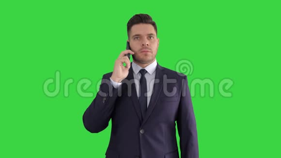 商人在绿色的屏幕上仔细地听电话色度键视频的预览图
