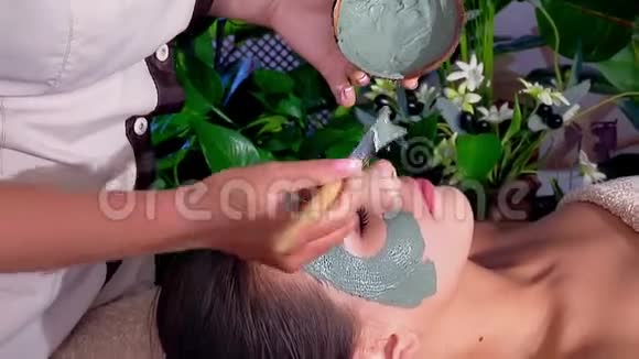 亚洲美容院女性面部用粘土面膜视频的预览图
