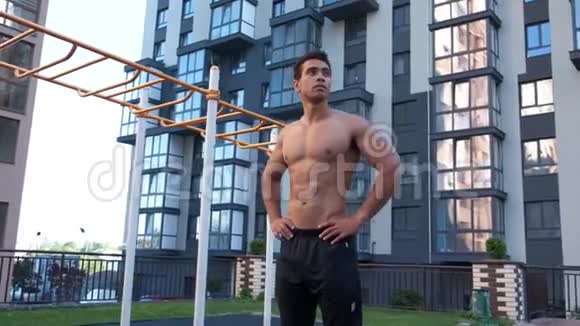 年轻肌肉男的肖像街头运动户外健身房街道锻炼视频的预览图